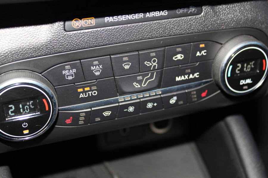 Ford FOCUS Wagon 1.0-155pk EcoBoost Titanium. Erg nette en goed onderhouden wagen met slechts 60.000km. Autm. airco dual, camera, stoel-, stuur- en voorraamverwarming, trekhaak, LM wielen, metallic lak, navigatie, telefoonvoorb. etc.