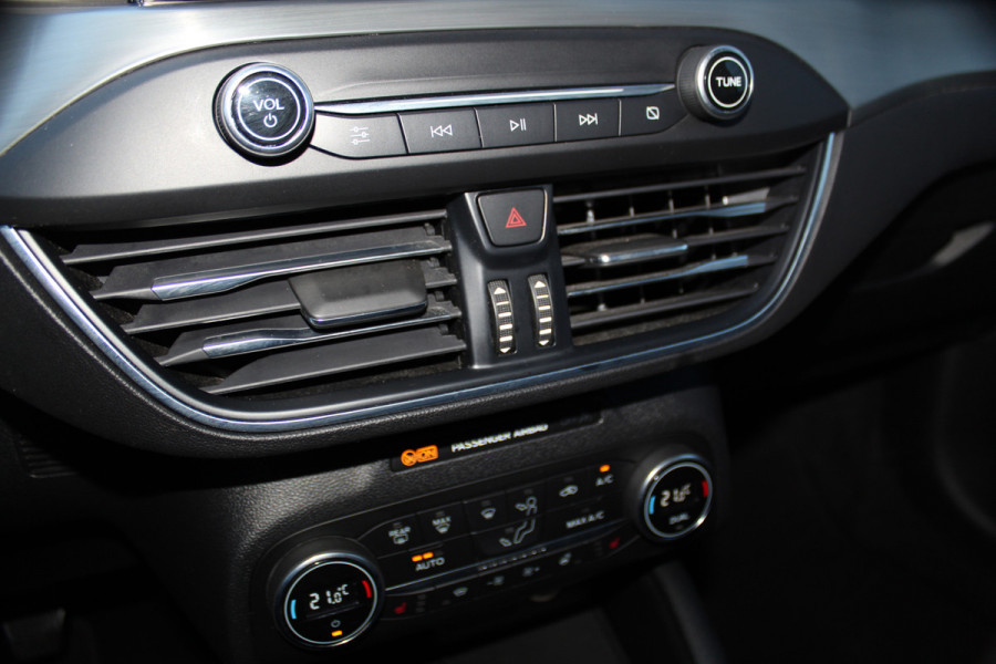 Ford FOCUS Wagon 1.0-155pk EcoBoost Titanium. Erg nette en goed onderhouden wagen met slechts 60.000km. Autm. airco dual, camera, stoel-, stuur- en voorraamverwarming, trekhaak, LM wielen, metallic lak, navigatie, telefoonvoorb. etc.