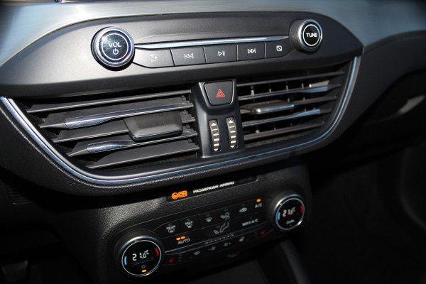 Ford FOCUS Wagon 1.0-155pk EcoBoost Titanium. Erg nette en goed onderhouden wagen met slechts 60.000km. Autm. airco dual, camera, stoel-, stuur- en voorraamverwarming, trekhaak, LM wielen, metallic lak, navigatie, telefoonvoorb. etc.