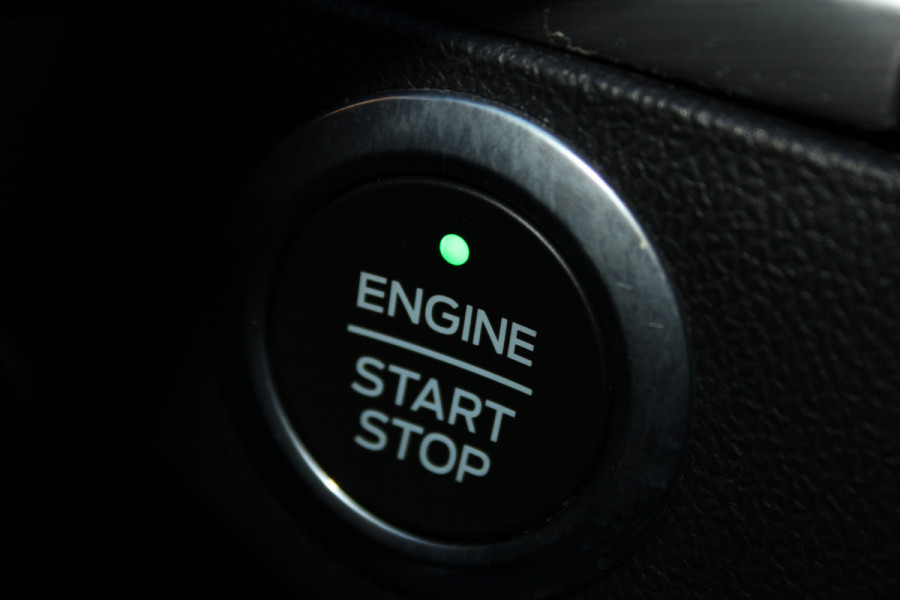 Ford FOCUS Wagon 1.0-155pk EcoBoost Titanium. Erg nette en goed onderhouden wagen met slechts 60.000km. Autm. airco dual, camera, stoel-, stuur- en voorraamverwarming, trekhaak, LM wielen, metallic lak, navigatie, telefoonvoorb. etc.