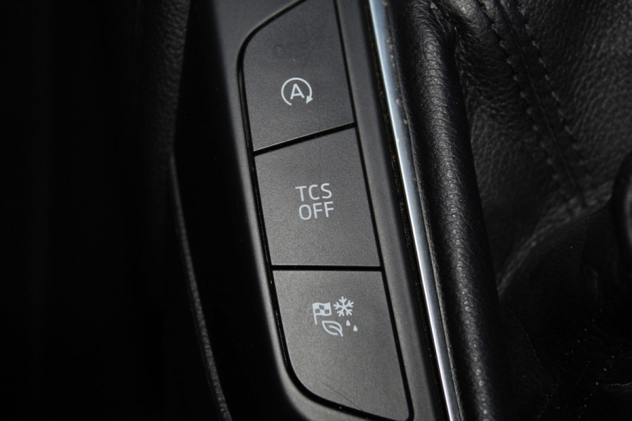 Ford FOCUS Wagon 1.0-155pk EcoBoost Titanium. Erg nette en goed onderhouden wagen met slechts 60.000km. Autm. airco dual, camera, stoel-, stuur- en voorraamverwarming, trekhaak, LM wielen, metallic lak, navigatie, telefoonvoorb. etc.