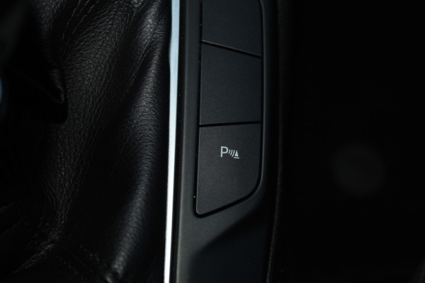 Ford FOCUS Wagon 1.0-155pk EcoBoost Titanium. Erg nette en goed onderhouden wagen met slechts 60.000km. Autm. airco dual, camera, stoel-, stuur- en voorraamverwarming, trekhaak, LM wielen, metallic lak, navigatie, telefoonvoorb. etc.