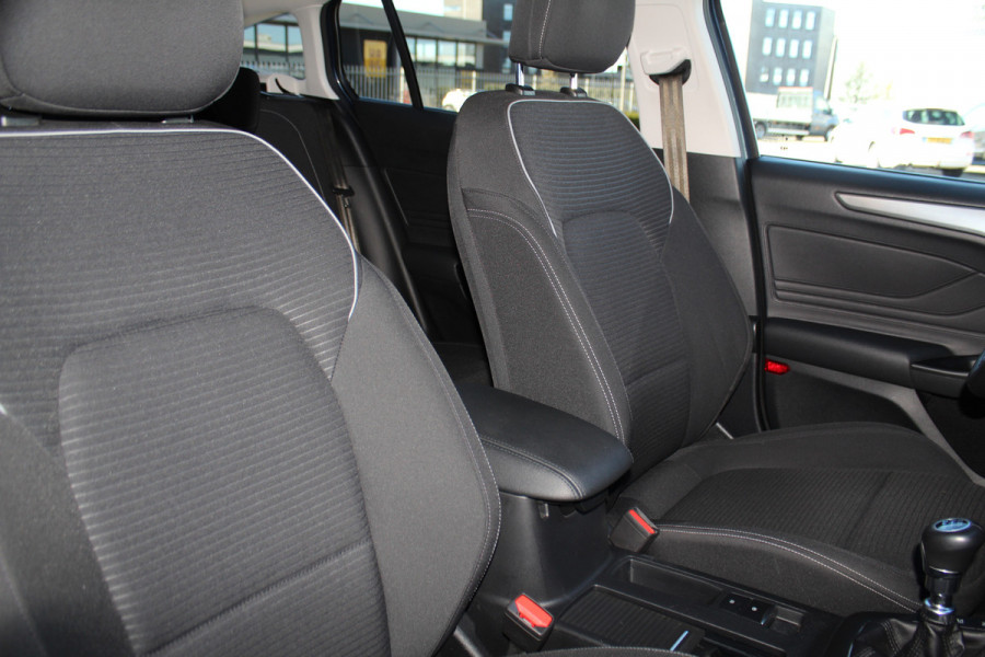 Ford FOCUS Wagon 1.0-155pk EcoBoost Titanium. Erg nette en goed onderhouden wagen met slechts 60.000km. Autm. airco dual, camera, stoel-, stuur- en voorraamverwarming, trekhaak, LM wielen, metallic lak, navigatie, telefoonvoorb. etc.