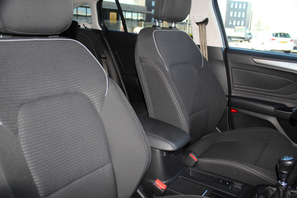 Ford FOCUS Wagon 1.0-155pk EcoBoost Titanium. Erg nette en goed onderhouden wagen met slechts 60.000km. Autm. airco dual, camera, stoel-, stuur- en voorraamverwarming, trekhaak, LM wielen, metallic lak, navigatie, telefoonvoorb. etc.