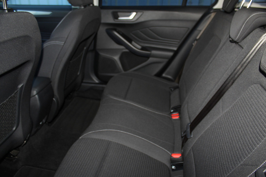 Ford FOCUS Wagon 1.0-155pk EcoBoost Titanium. Erg nette en goed onderhouden wagen met slechts 60.000km. Autm. airco dual, camera, stoel-, stuur- en voorraamverwarming, trekhaak, LM wielen, metallic lak, navigatie, telefoonvoorb. etc.