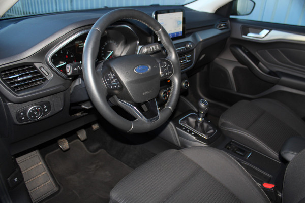 Ford FOCUS Wagon 1.0-155pk EcoBoost Titanium. Erg nette en goed onderhouden wagen met slechts 60.000km. Autm. airco dual, camera, stoel-, stuur- en voorraamverwarming, trekhaak, LM wielen, metallic lak, navigatie, telefoonvoorb. etc.