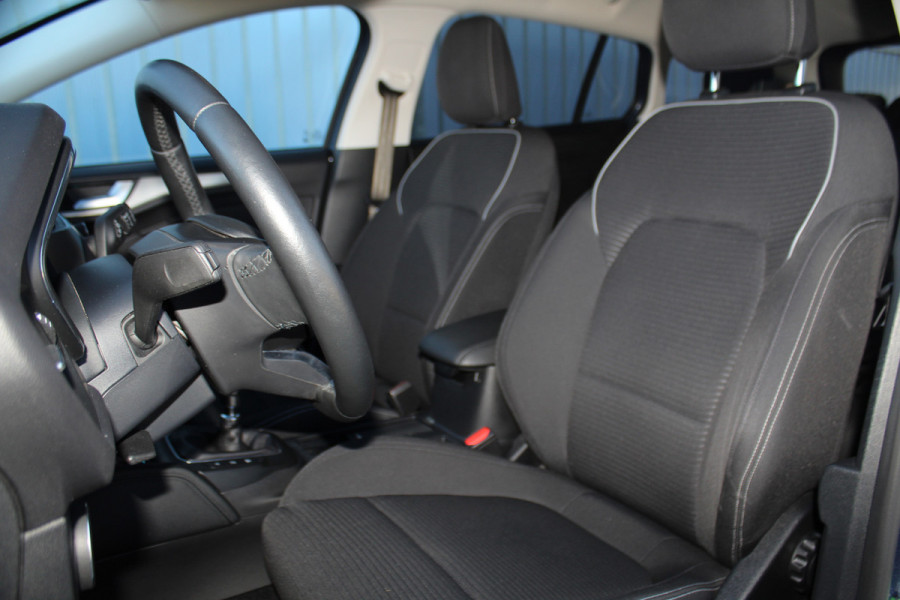 Ford FOCUS Wagon 1.0-155pk EcoBoost Titanium. Erg nette en goed onderhouden wagen met slechts 60.000km. Autm. airco dual, camera, stoel-, stuur- en voorraamverwarming, trekhaak, LM wielen, metallic lak, navigatie, telefoonvoorb. etc.