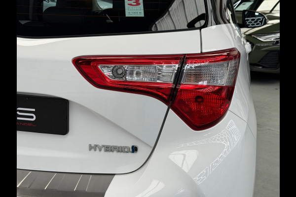 Toyota Yaris 1.5 Hybrid Bi-Tone Bluetooth