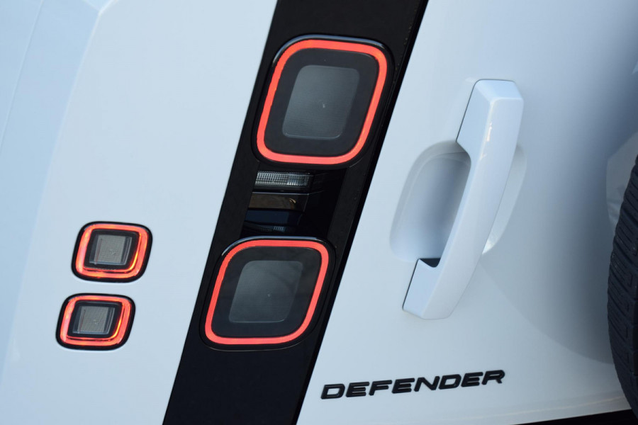 Land Rover Defender P300e 110 Dynamic SE Edition | Borasco Grey | Pano | Trekhaak