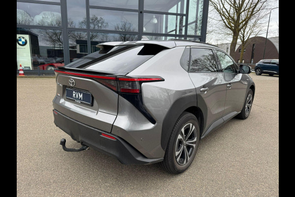 Toyota Bz4x Premium 71 kWh VAN: 39.900,- VOOR: 36.877,- UW LENTEVOORDEEL: 3.023,- | MEGA VOLLE AUTO | 10 jaar TOYOTA GARANTIE | TREKHAAK
