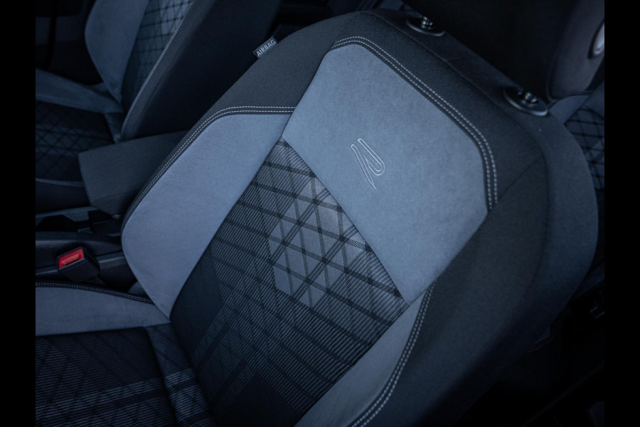 Volkswagen Taigo 1.5 TSI R-Line Business - Pano l ACC l Trekhaak | Camera