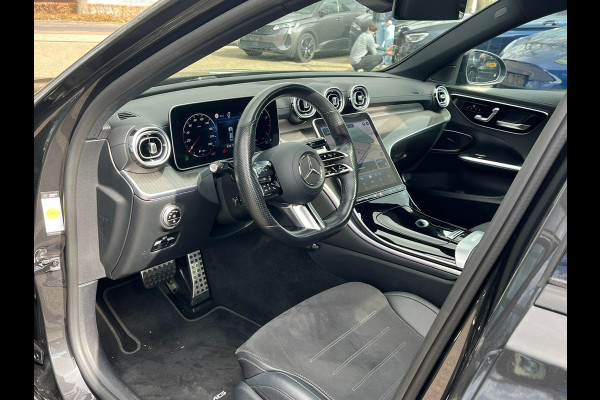 Mercedes-Benz C-Klasse 300 AMG Line VAN: 43.900,- VOOR: 39.877,- UW LENTEVOORDEEL: 4.023,- | MEGA COMPLEET!! | RIJKLAARPIJS incl. 12mnd BOVAG