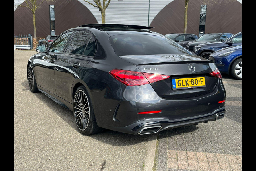 Mercedes-Benz C-Klasse 300 AMG Line VAN: 43.900,- VOOR: 39.877,- UW LENTEVOORDEEL: 4.023,- | MEGA COMPLEET!! | RIJKLAARPIJS incl. 12mnd BOVAG