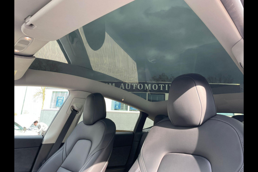 Tesla Model Y Long Range AWD 75 kWh VAN: 34.900,- VOOR: 32.877,- UW LENTEVOORDEEL: 3.023,- | RIJKLAARPRIJS INCL. 12MND BOVAG | TREKHAAK | SOH 95% |
