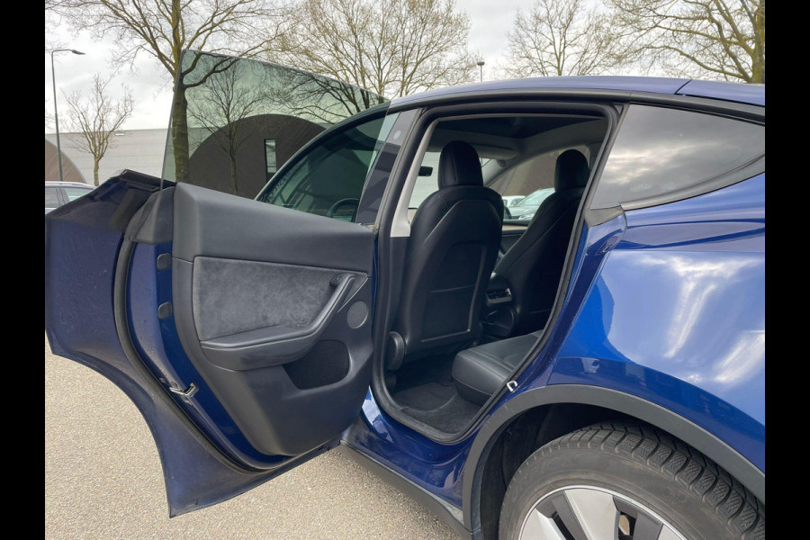 Tesla Model Y Long Range AWD 75 kWh VAN: 34.900,- VOOR: 32.877,- UW LENTEVOORDEEL: 3.023,- | RIJKLAARPRIJS INCL. 12MND BOVAG | TREKHAAK | SOH 95% |