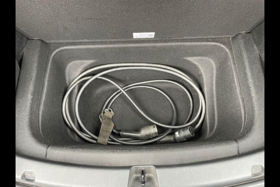 Tesla Model Y Long Range AWD 75 kWh VAN: 34.900,- VOOR: 32.877,- UW LENTEVOORDEEL: 3.023,- | RIJKLAARPRIJS INCL. 12MND BOVAG | TREKHAAK | SOH 95% |