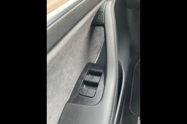 Tesla Model Y Long Range AWD 75 kWh VAN: 34.900,- VOOR: 32.877,- UW LENTEVOORDEEL: 3.023,- | RIJKLAARPRIJS INCL. 12MND BOVAG | TREKHAAK | SOH 95% |