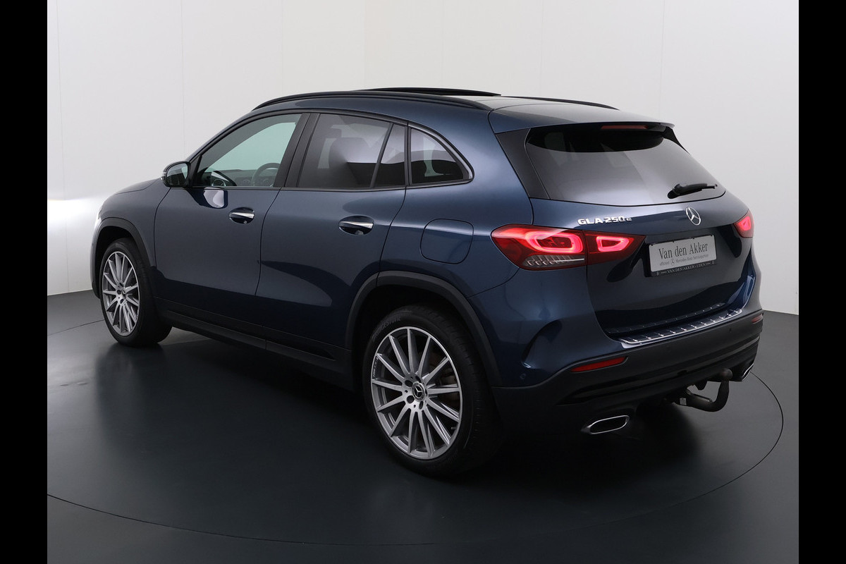 Mercedes-Benz GLA 250e AMG // Trekhaak // Distronic // Headup Display // Memory // 360 Camera // Panoramadak // Leder // 20" LM // Sfeerverlichtin