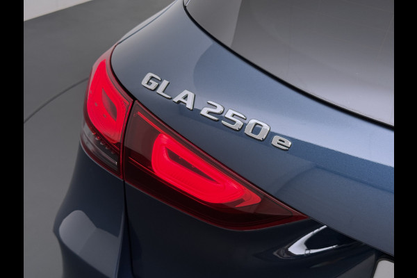 Mercedes-Benz GLA 250e AMG // Trekhaak // Distronic // Headup Display // Memory // 360 Camera // Panoramadak // Leder // 20" LM // Sfeerverlichtin