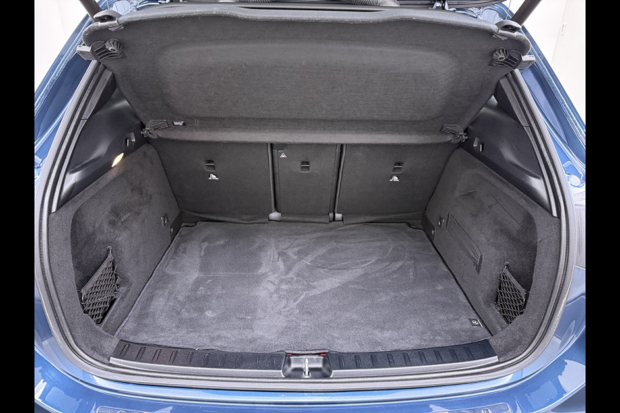 Mercedes-Benz GLA 250e AMG // Trekhaak // Distronic // Headup Display // Memory // 360 Camera // Panoramadak // Leder // 20" LM // Sfeerverlichtin