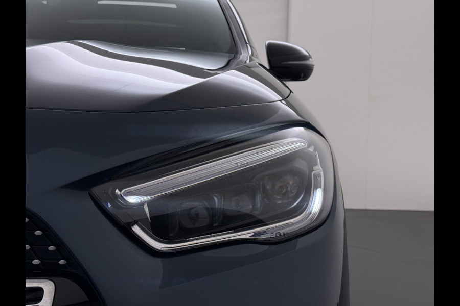 Mercedes-Benz GLA 250e AMG // Trekhaak // Distronic // Headup Display // Memory // 360 Camera // Panoramadak // Leder // 20" LM // Sfeerverlichtin