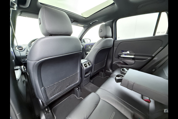 Mercedes-Benz GLA 250e AMG // Trekhaak // Distronic // Headup Display // Memory // 360 Camera // Panoramadak // Leder // 20" LM // Sfeerverlichtin