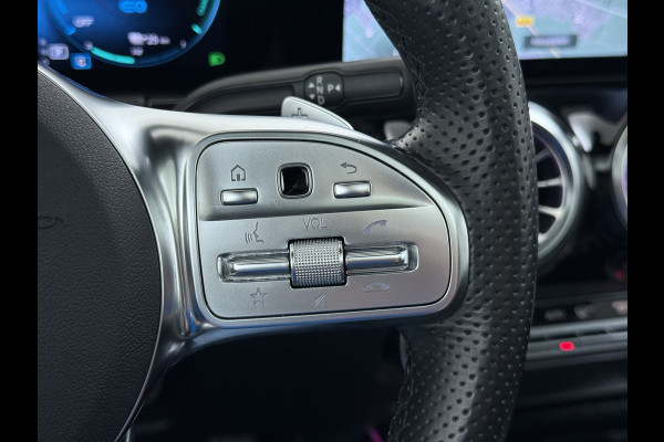 Mercedes-Benz GLA 250e AMG // Trekhaak // Distronic // Headup Display // Memory // 360 Camera // Panoramadak // Leder // 20" LM // Sfeerverlichtin