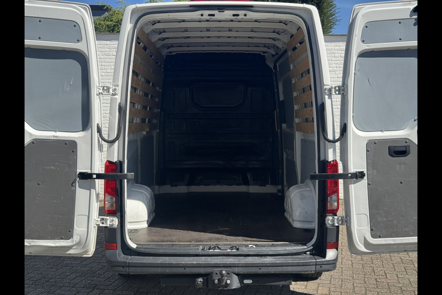 Volkswagen Crafter 35 2.0 TDI L3H3 Comfort Navigatie Carplay DAB All season banden Trekhaak Lat om lat