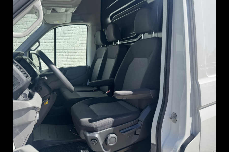 Volkswagen Crafter 35 2.0 TDI L3H3 Comfort Navigatie Carplay DAB All season banden Trekhaak Lat om lat