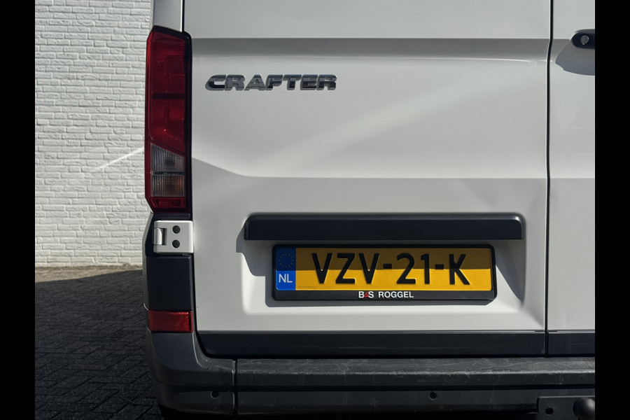 Volkswagen Crafter 35 2.0 TDI L3H3 Comfort Navigatie Carplay DAB All season banden Trekhaak Lat om lat