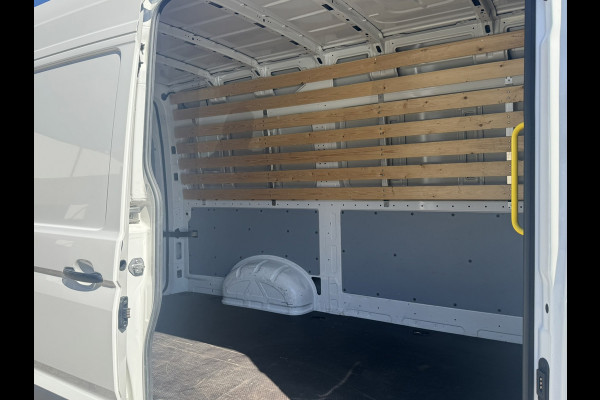 Volkswagen Crafter 35 2.0 TDI L3H3 Comfort Navigatie Carplay DAB All season banden Trekhaak Lat om lat