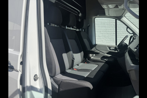 Volkswagen Crafter 35 2.0 TDI L3H3 Comfort Navigatie Carplay DAB All season banden Trekhaak Lat om lat