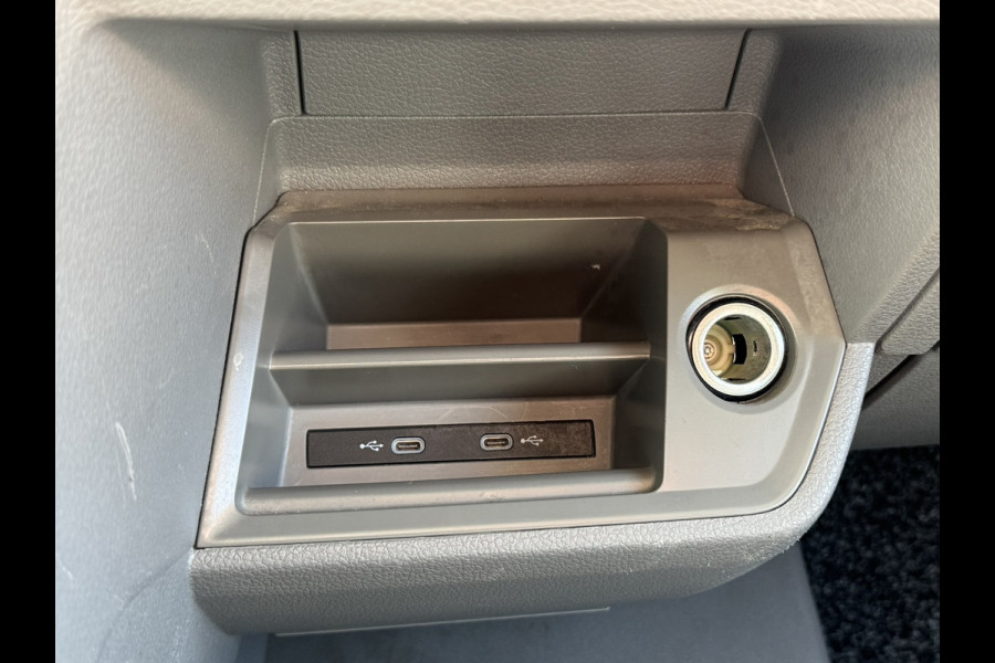 Volkswagen Crafter 35 2.0 TDI L3H3 Comfort Navigatie Carplay DAB All season banden Trekhaak Lat om lat