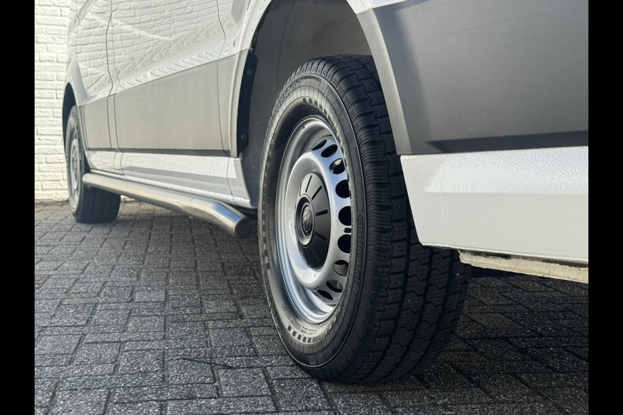 Volkswagen Crafter 35 2.0 TDI L3H3 Comfort Navigatie Carplay DAB All season banden Trekhaak Lat om lat