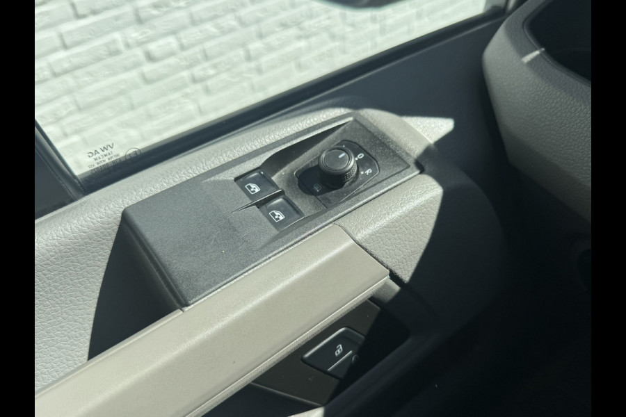Volkswagen Crafter 35 2.0 TDI L3H3 Comfort Navigatie Carplay DAB All season banden Trekhaak Lat om lat