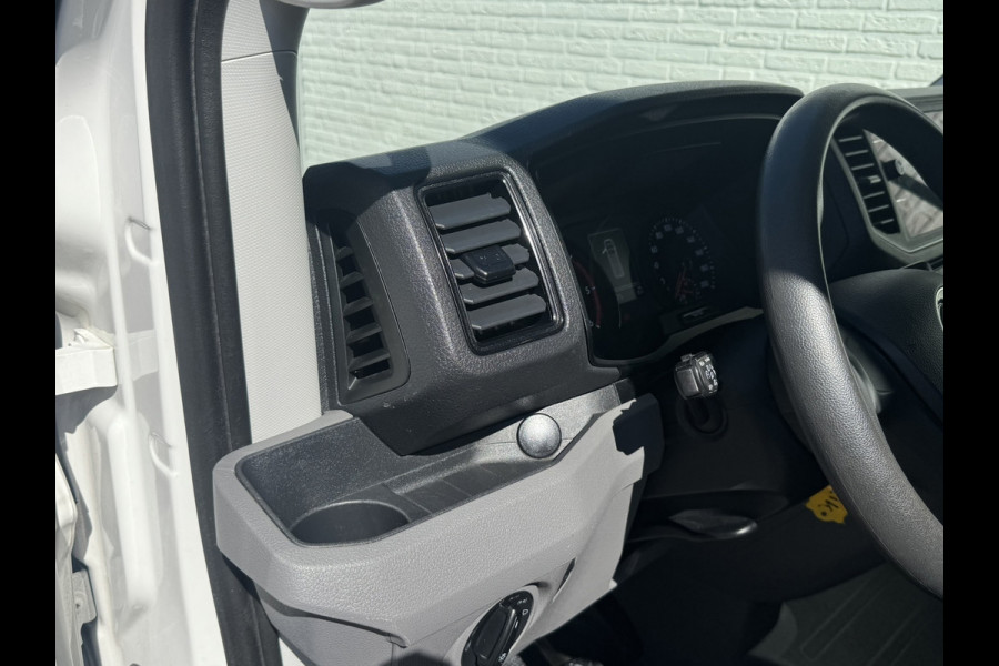 Volkswagen Crafter 35 2.0 TDI L3H3 Comfort Navigatie Carplay DAB All season banden Trekhaak Lat om lat