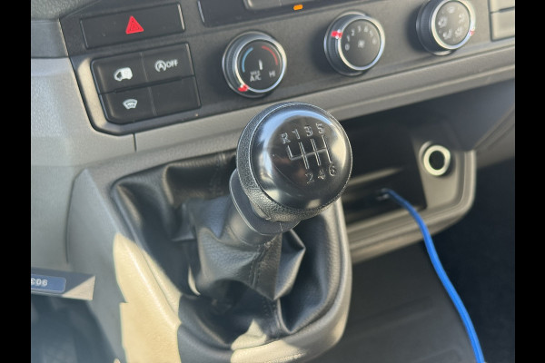 Volkswagen Crafter 35 2.0 TDI L3H3 Comfort Navigatie Carplay DAB All season banden Trekhaak Lat om lat