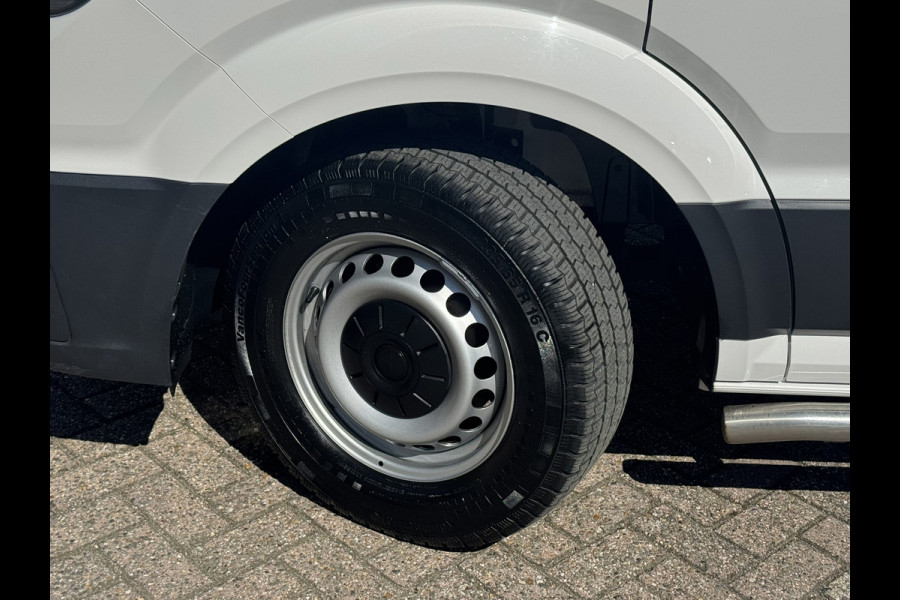 Volkswagen Crafter 35 2.0 TDI L3H3 Comfort Navigatie Carplay DAB All season banden Trekhaak Lat om lat