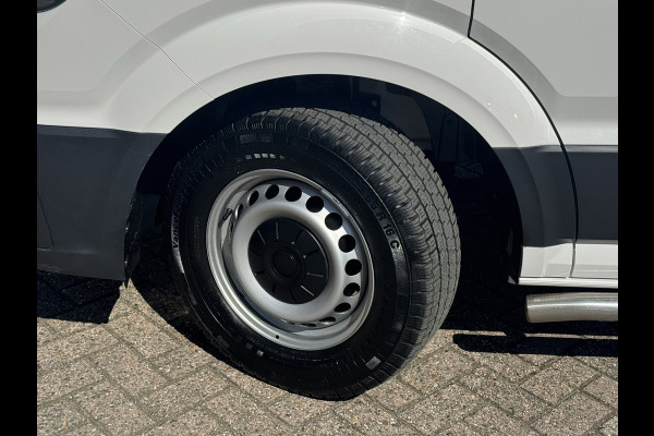 Volkswagen Crafter 35 2.0 TDI L3H3 Comfort Navigatie Carplay DAB All season banden Trekhaak Lat om lat