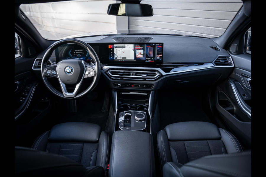 BMW 3 Serie Touring 320e - Sport l Panorama l ACC l 19'' l Led l Sfeerverlichting l Auto carplay