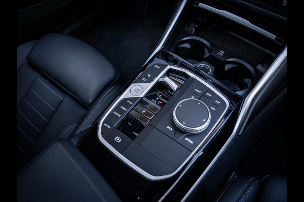 BMW 3 Serie Touring 320e - Sport l Panorama l ACC l 19'' l Led l Sfeerverlichting l Auto carplay