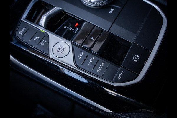 BMW 3 Serie Touring 320e - Sport l Panorama l ACC l 19'' l Led l Sfeerverlichting l Auto carplay