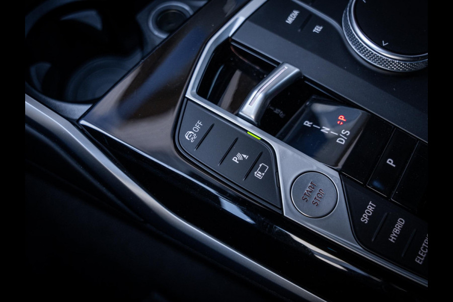 BMW 3 Serie Touring 320e - Sport l Panorama l ACC l 19'' l Led l Sfeerverlichting l Auto carplay