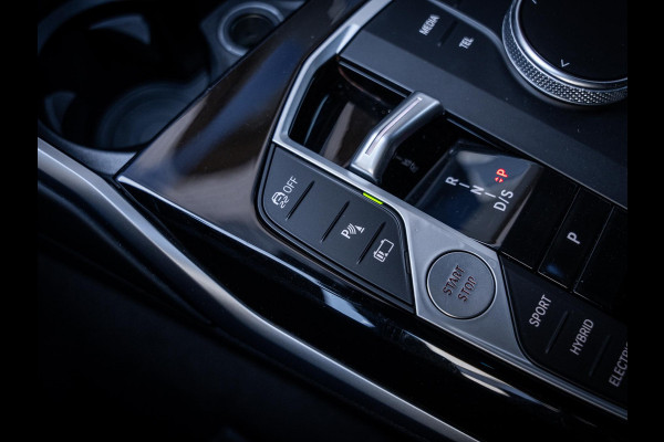 BMW 3 Serie Touring 320e - Sport l Panorama l ACC l 19'' l Led l Sfeerverlichting l Auto carplay