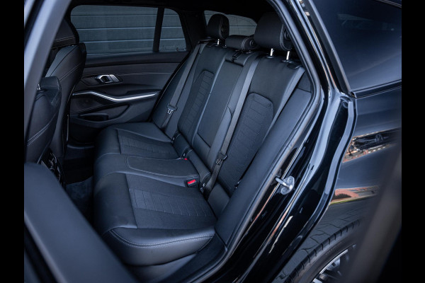 BMW 3 Serie Touring 320e - Sport l Panorama l ACC l 19'' l Led l Sfeerverlichting l Auto carplay