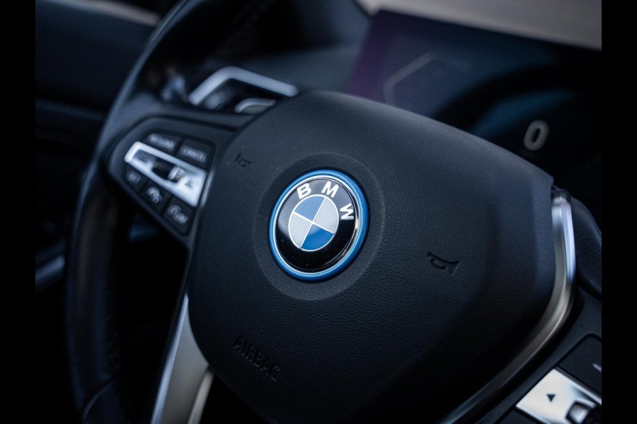 BMW 3 Serie Touring 320e - Sport l Panorama l ACC l 19'' l Led l Sfeerverlichting l Auto carplay