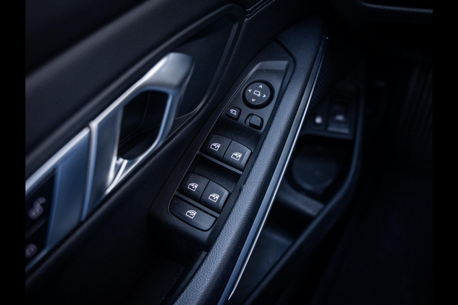 BMW 3 Serie Touring 320e - Sport l Panorama l ACC l 19'' l Led l Sfeerverlichting l Auto carplay