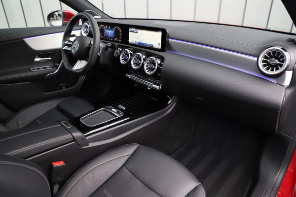 Mercedes-Benz A-Klasse 250e AMG | 218PK | Pano | Sfeerverlichting | Burmester | Multibeam | Leder | Distronic | Stuurwielverwarming | Trekhaak | 2024.