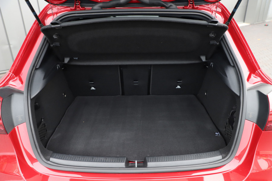 Mercedes-Benz A-Klasse 250e AMG | 218PK | Pano | Sfeerverlichting | Burmester | Multibeam | Leder | Distronic | Stuurwielverwarming | Trekhaak | 2024.