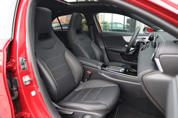 Mercedes-Benz A-Klasse 250e AMG | 218PK | Pano | Sfeerverlichting | Burmester | Multibeam | Leder | Distronic | Stuurwielverwarming | Trekhaak | 2024.